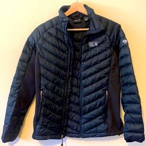 Small mountain hardware black puffer coat.